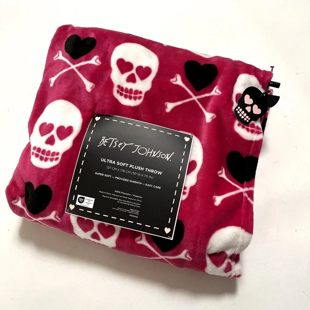 Betsey Johnson Plush Throw Blanket Pink Skull Hearts 50x70 Ultra Soft NWT